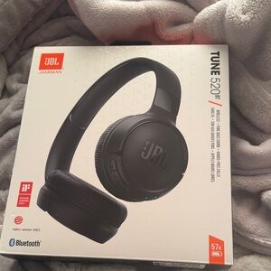JBL Tune 520BT Bluetooth Headphones in Black
